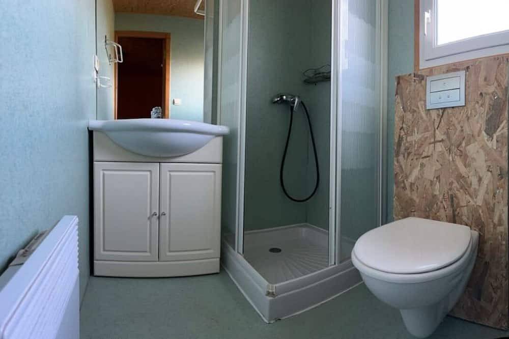 Chalet 2 Lou Braisadou à la ferme avec piscine intérieure chauffée in Saint-Mamet-la-Salvetat, Région d'Aurillac