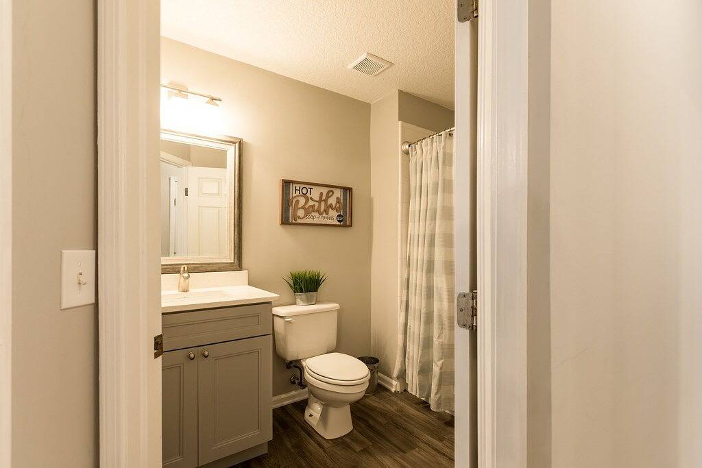 Rustic Owl w/ 2Kings In Fleming Island in Clay County (FL)