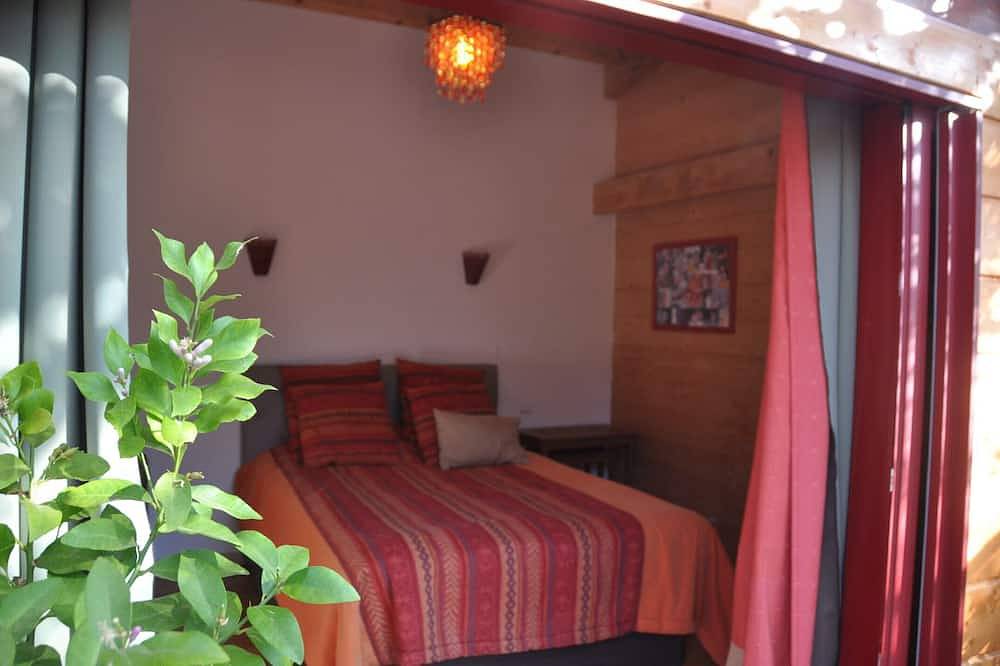 Wooden villa with pool and garden in Montpellier near streetcar and shops in Hôpitaux-Facultés, Montpellier