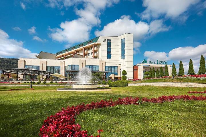 Hôtel, avec Jacuzzi et Terrasse ainsi que Jardin et Bassin pour enfant