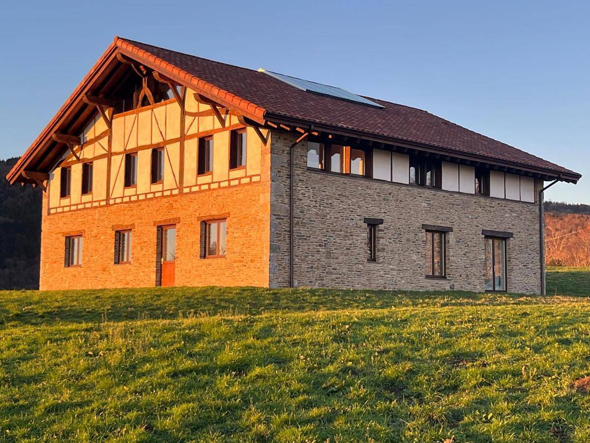 Caserío Bizkar in Laurgain, Aya
