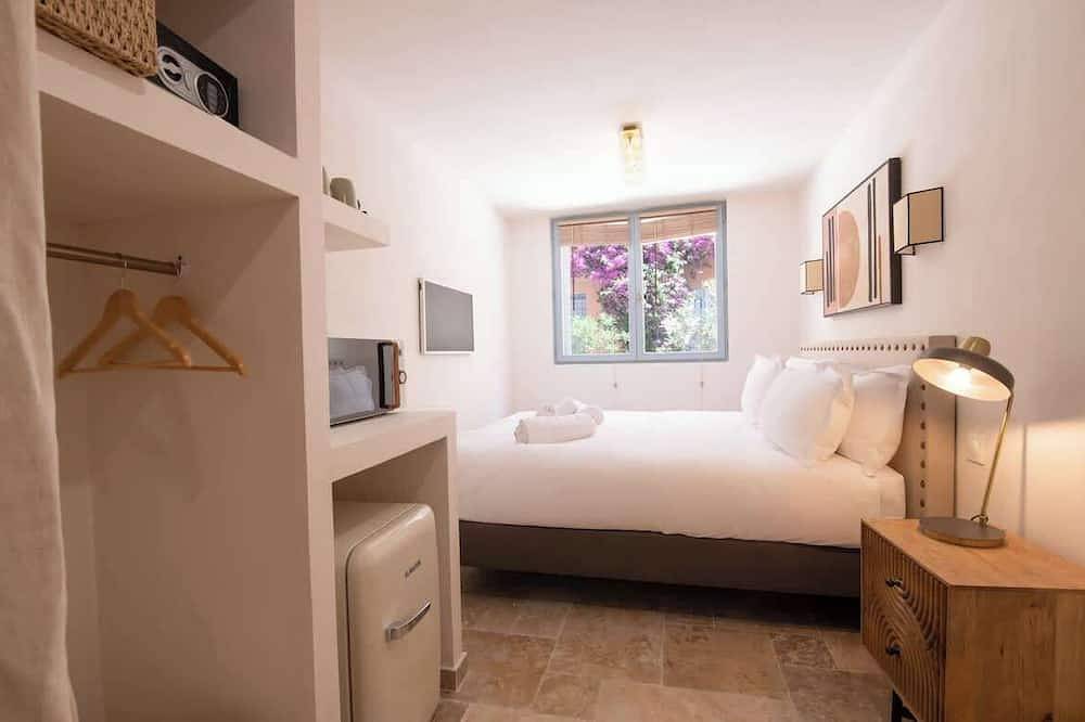 Entire apartment, A Charming Studio in the Heart of Saint-Tropez in Saint-Tropez, Mediterranean Coast (France)