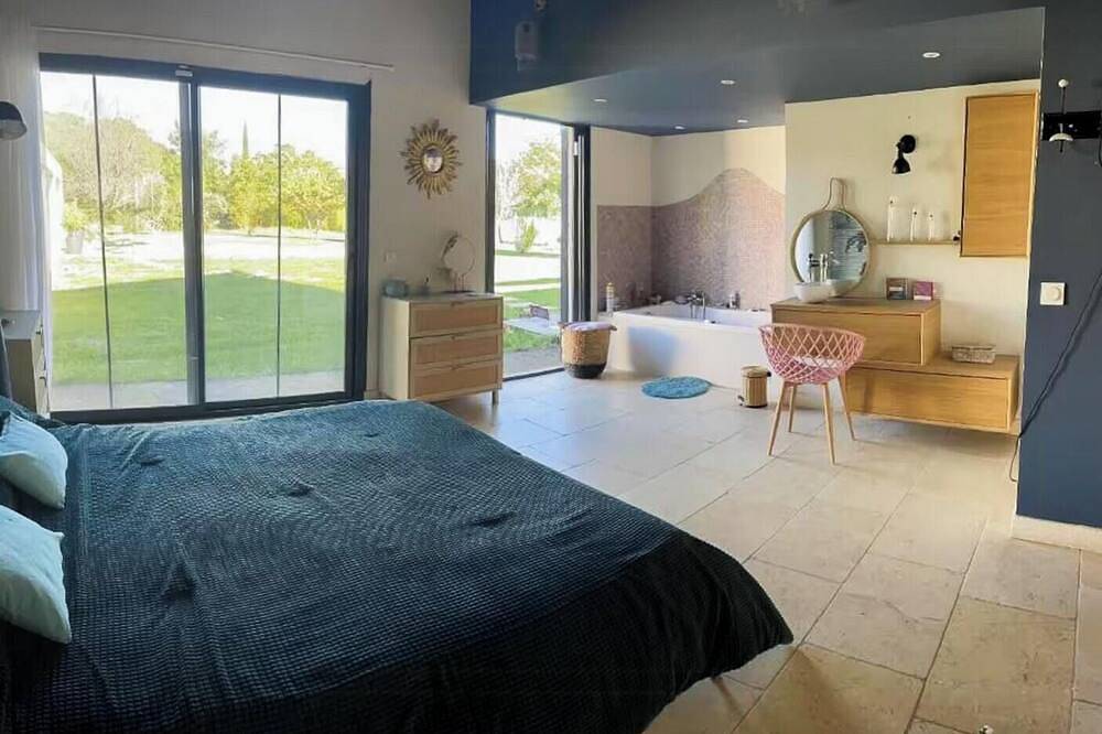 Villa avec piscine au cœur des vignes provençales in La Tour-d'Aigues, Parc naturel régional du Luberon
