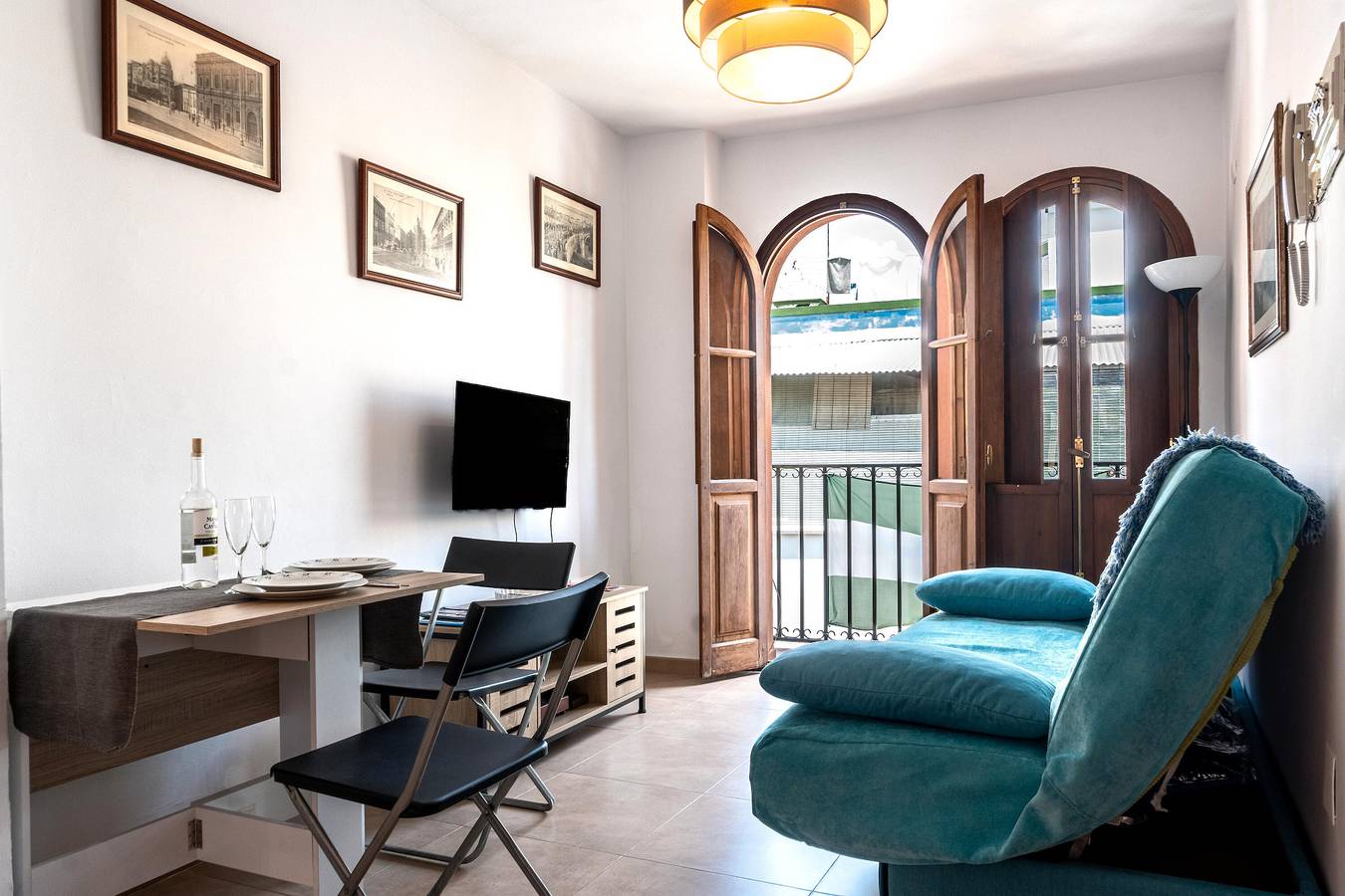Entire apartment, Apartment 'Alameda De Hercules Sevilla' with Balcony, Wi-Fi and Air Conditioning in Casco Antiguo, Sevilla