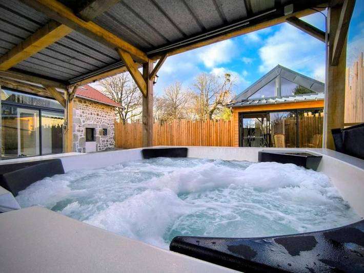 Location de vacances pour 10 personnes, avec jardin ainsi que jacuzzi et terrasse à Gouttières