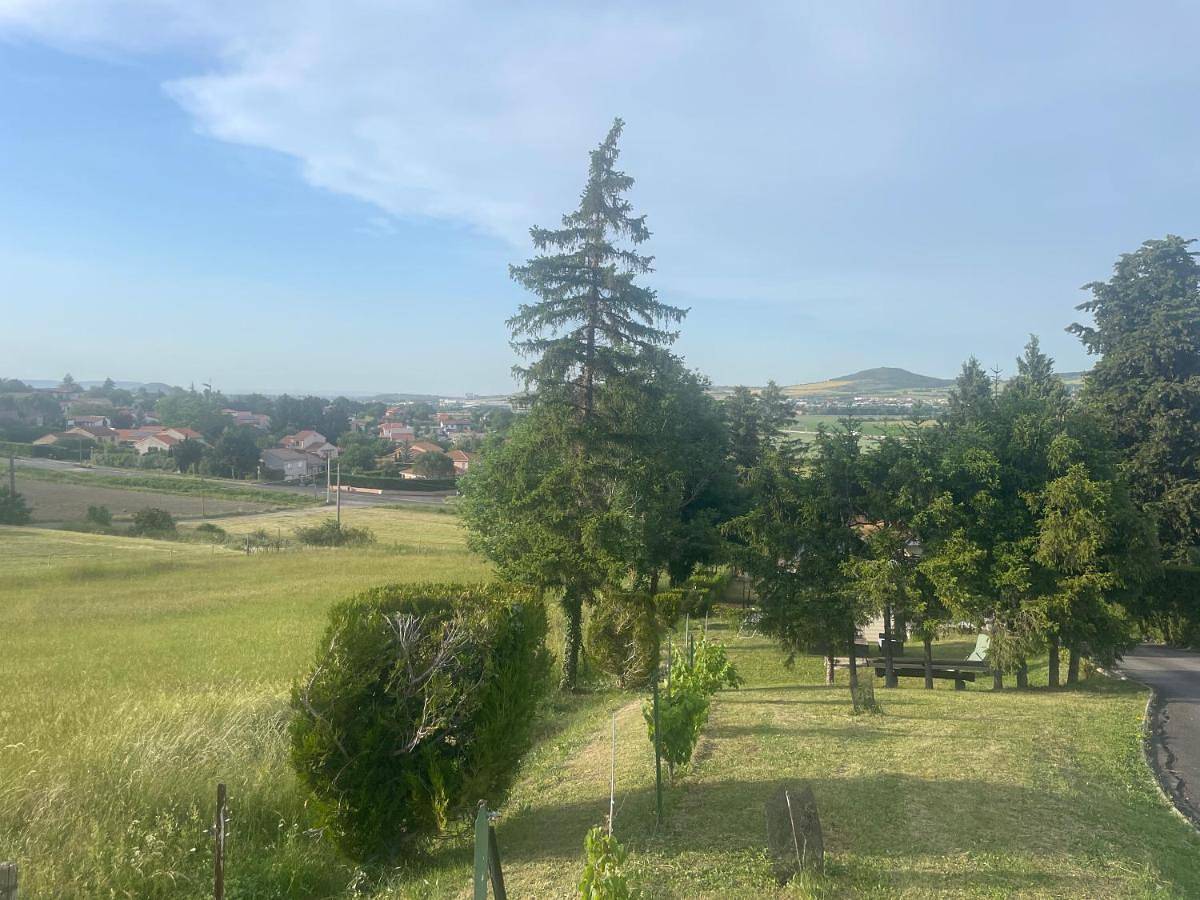 Two-Bedroom House in La Roche-Blanche, Région de Clermont-Ferrand