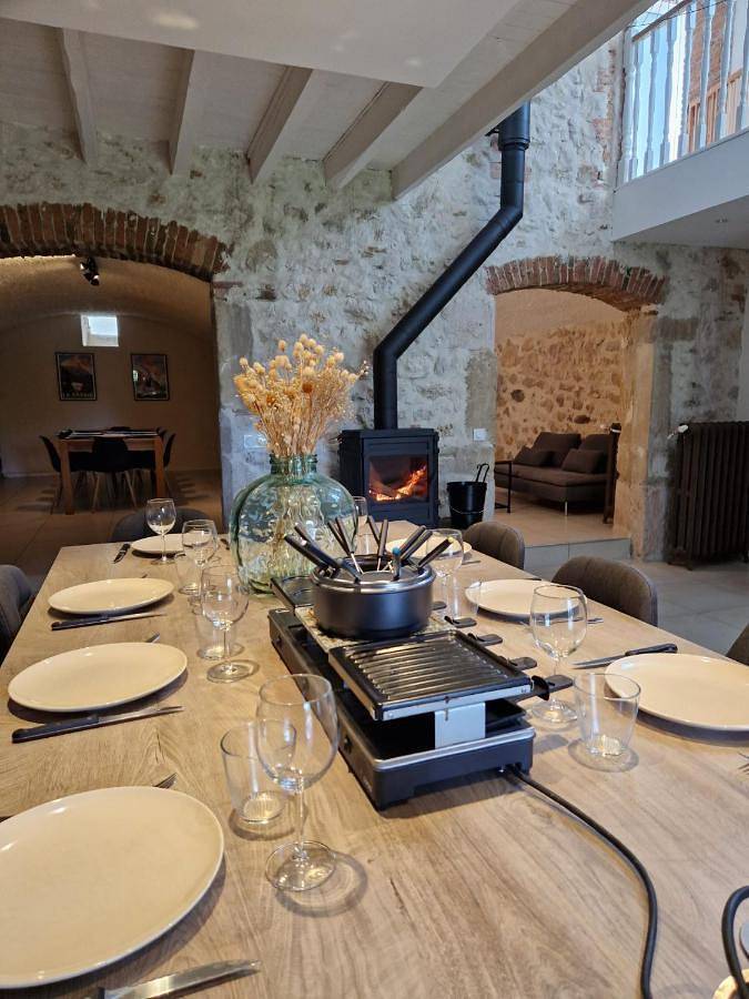 Location de vacances pour 12 personnes, avec jardin ainsi que piscine et vue, animaux acceptés à Champagneux - 2