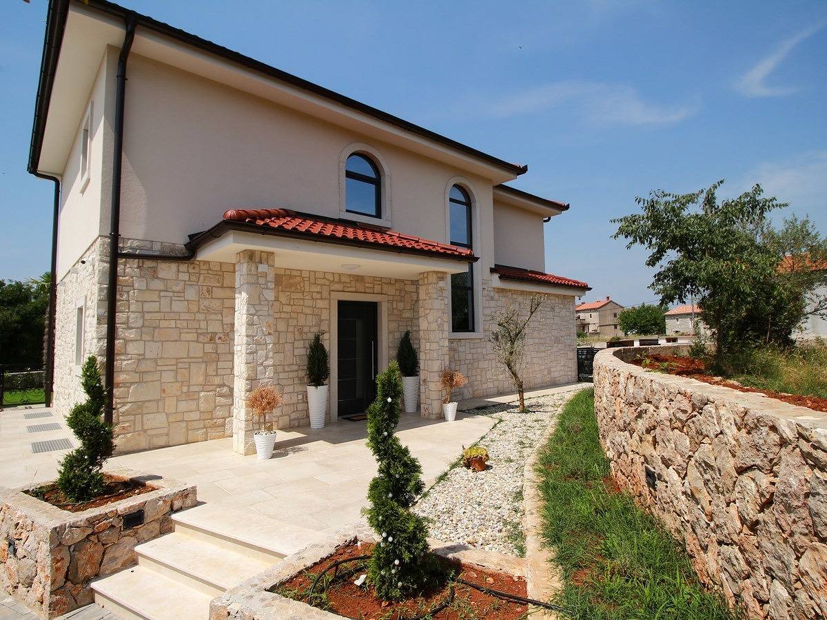 Luxusvilla mit fünf Zimmern und privatem Pool in Malinska in Malinska-Dubašnica, Krk