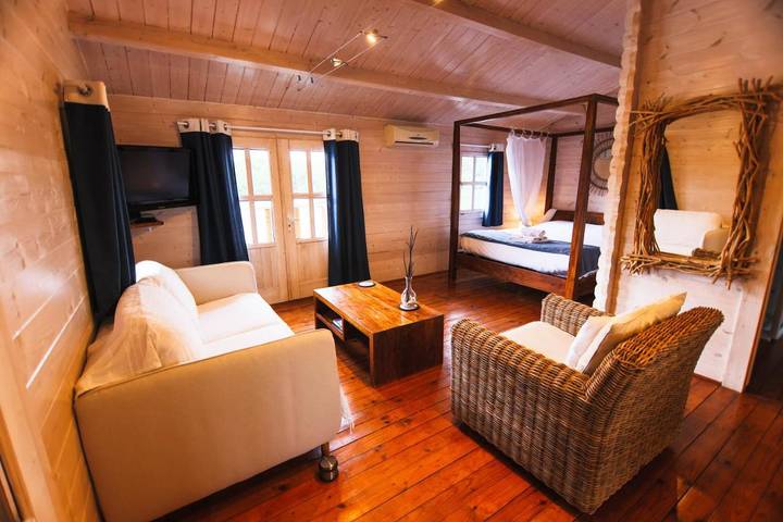 Cottage pour 3 personnes, avec vue et vue sur le lac ainsi que jardin et sauna, animaux acceptés dans Sablons