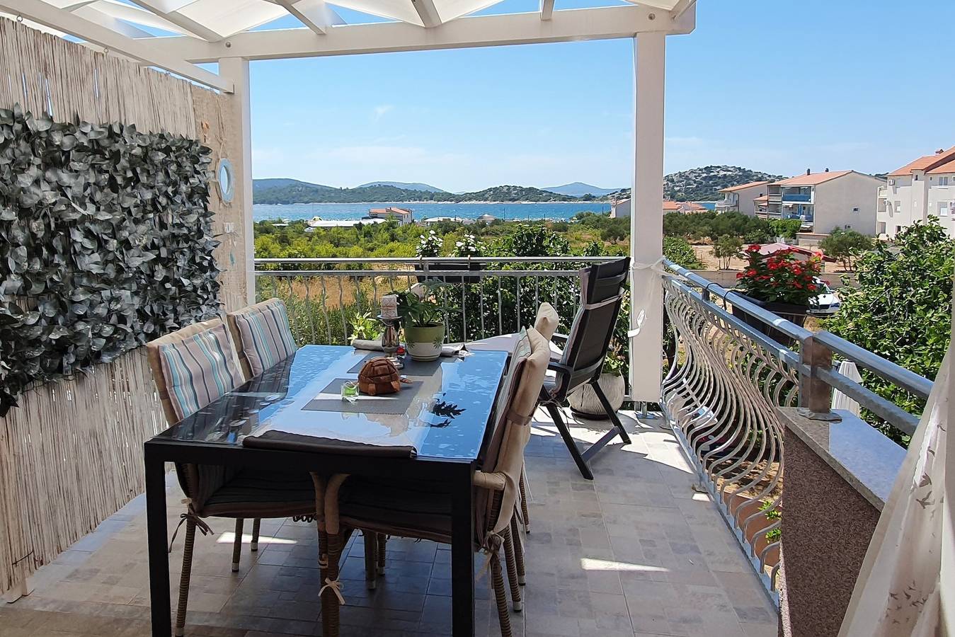 Ganze Wohnung, 1-Zimmer-Ferienwohnung mit Terrasse und Meerblick Tribunj (Vodice) A-23680-a in Tribunj, Šibenik-Knin