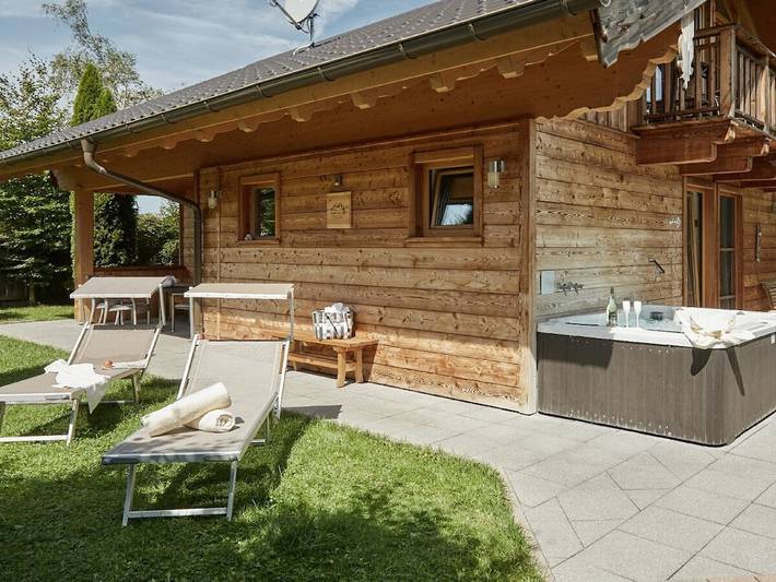 Chalet für 4 Personen, mit Balkon und Terrasse sowie Whirlpool und Garten