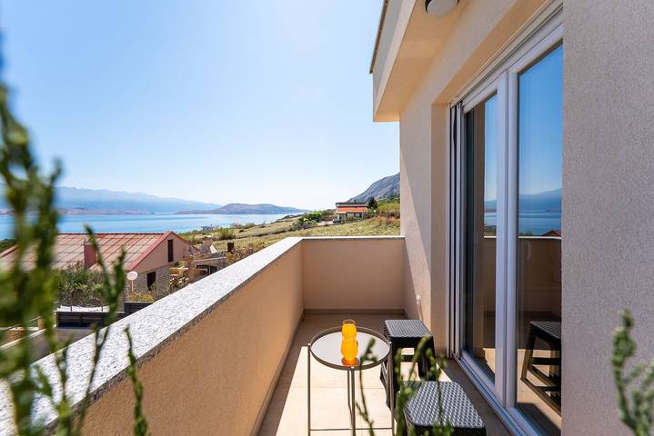 Villa für 8 Personen, mit Terrasse und Garten sowie Pool und Ausblick auf Pag - 4