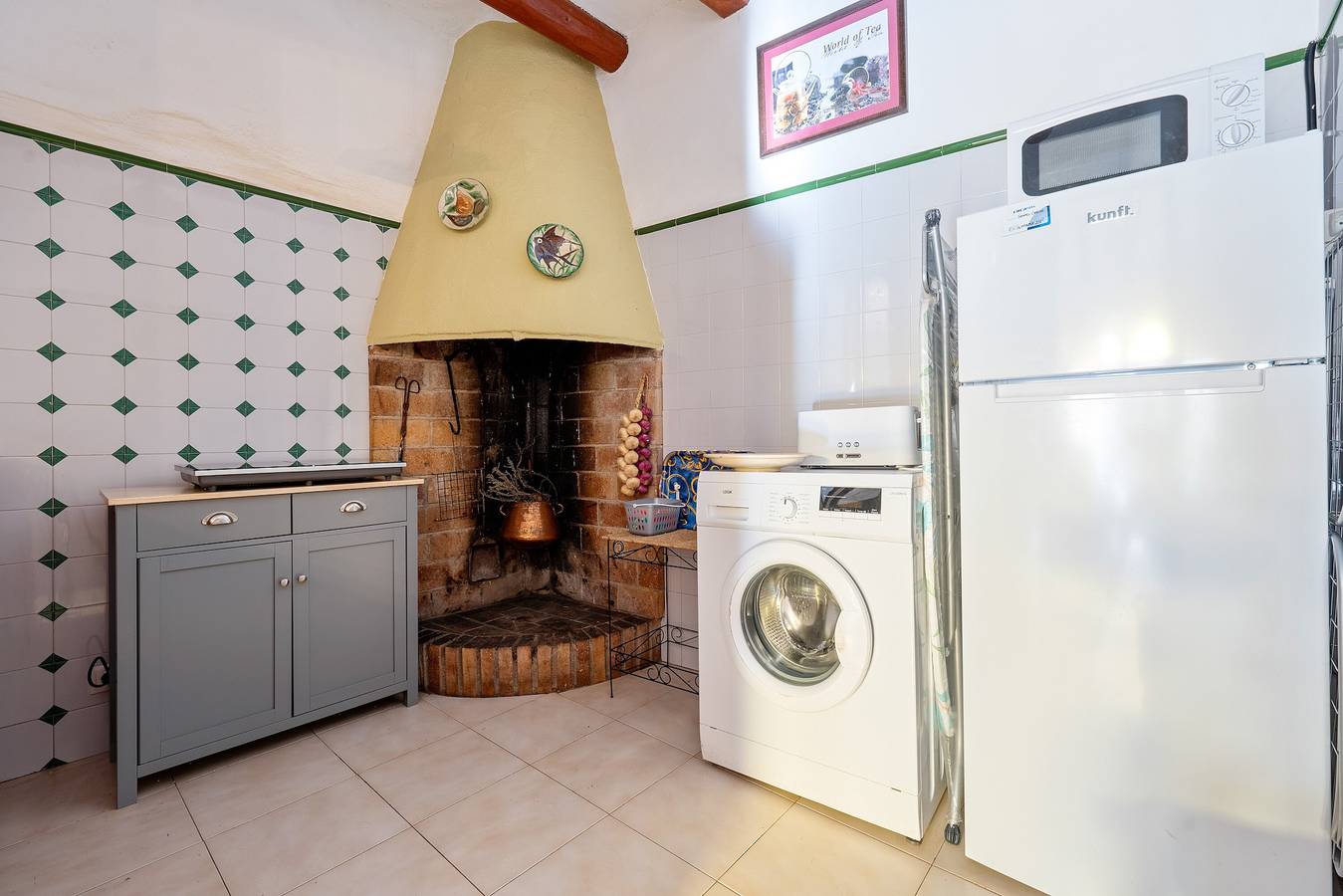 Casa de vacaciones 'Maria' con vistas a la montaña, balcón y Wi-Fi in Santes Creus, Aiguamurcia