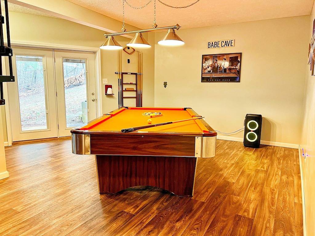 Above J’town Marina, Lcky. boat parking. 3 full baths. pool table. pet friendly. in Lake Cumberland