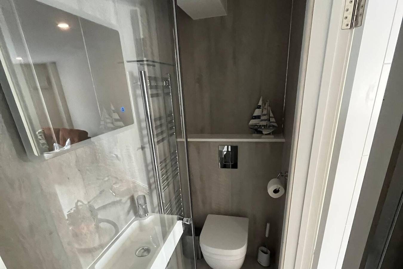 Entire studio, Garden Studio, Sleeps 2, Hot Tub & Pets Welcome in Fareham, Hampshire