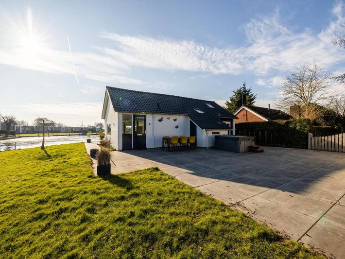 Ferienhaus für 8 Personen, mit Whirlpool und Terrasse sowie Garten und Sauna