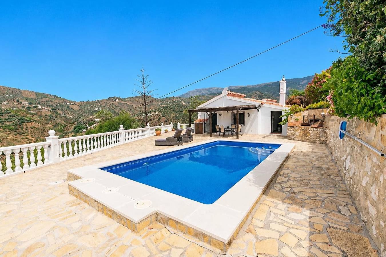 Casa El Alba, villa a pocos pasos del pueblo con piscina privada in Árchez, Málaga Province