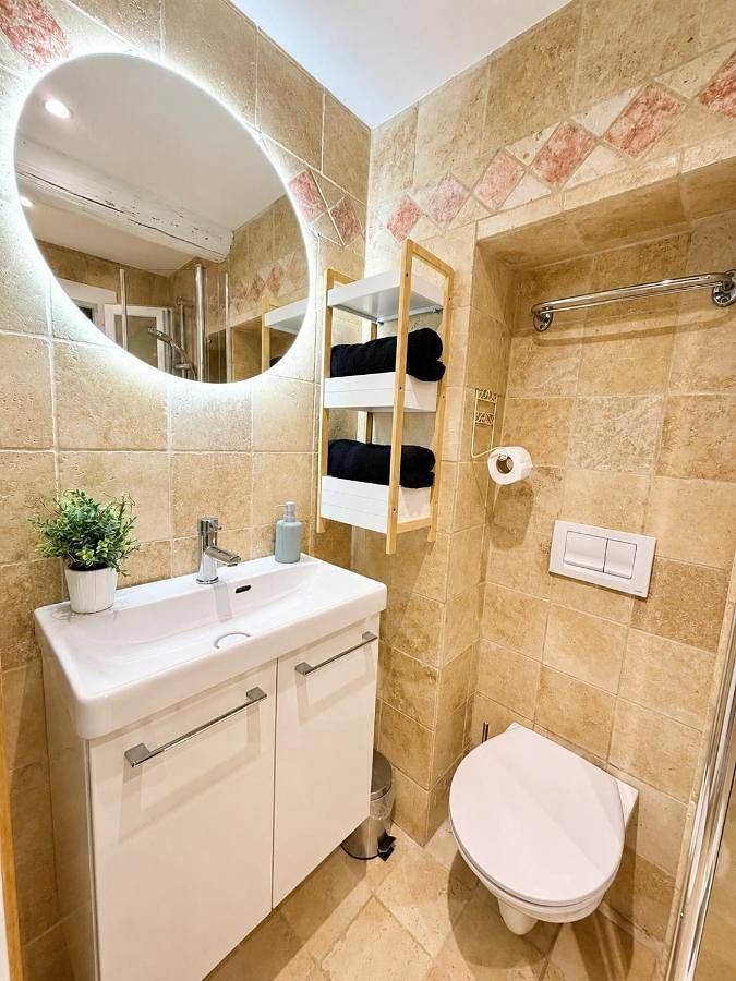 Appartement entier, Le Nily Provence, T2 cosy rénové avec Clim, Extérieur et Parking in Sainte-Tulle, Parc naturel régional du Luberon