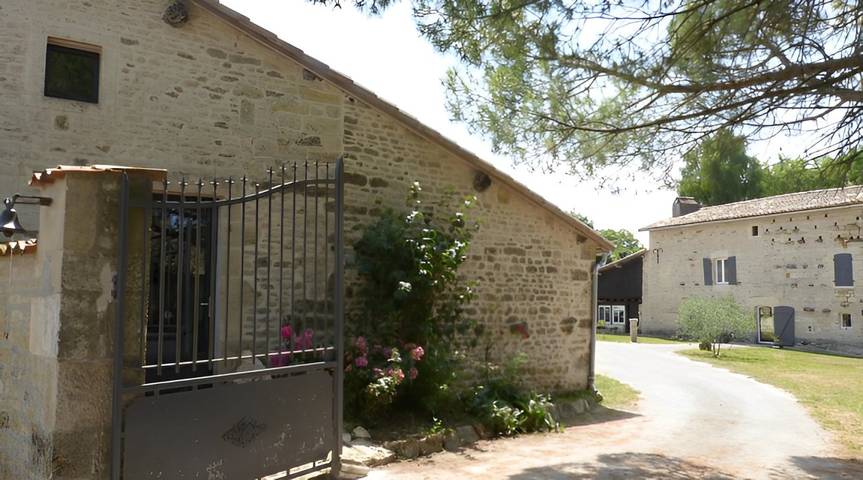 Gîte pour 12 personnes, avec jardin et piscine ainsi que terrasse et jacuzzi dans les Deux-Sèvres - 2