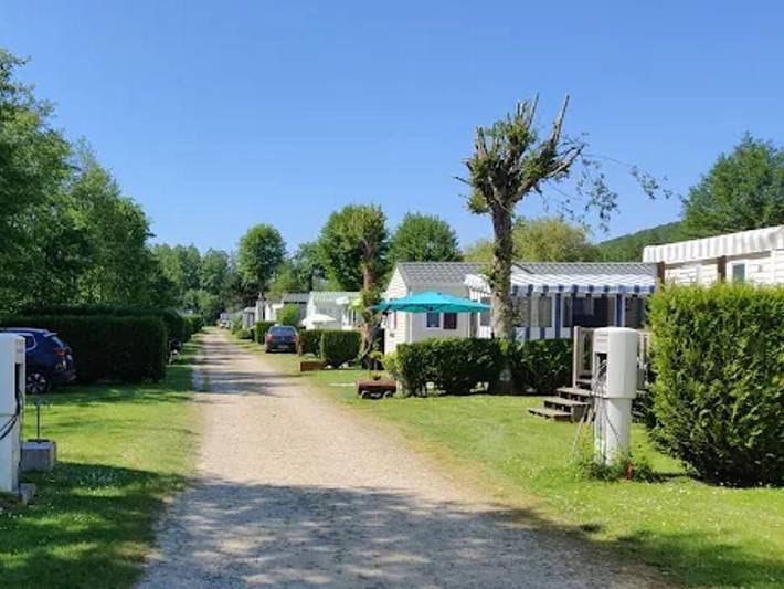 Camping Sites et Paysages - Domaine de la Catinière - Mobilheim 1/4 personen - Premium - 2 Schlafzimmer - TV - Mit überdachter Terrasse - Geschirrspüler in Fiquefleur-Équainville, Côte de Grâce