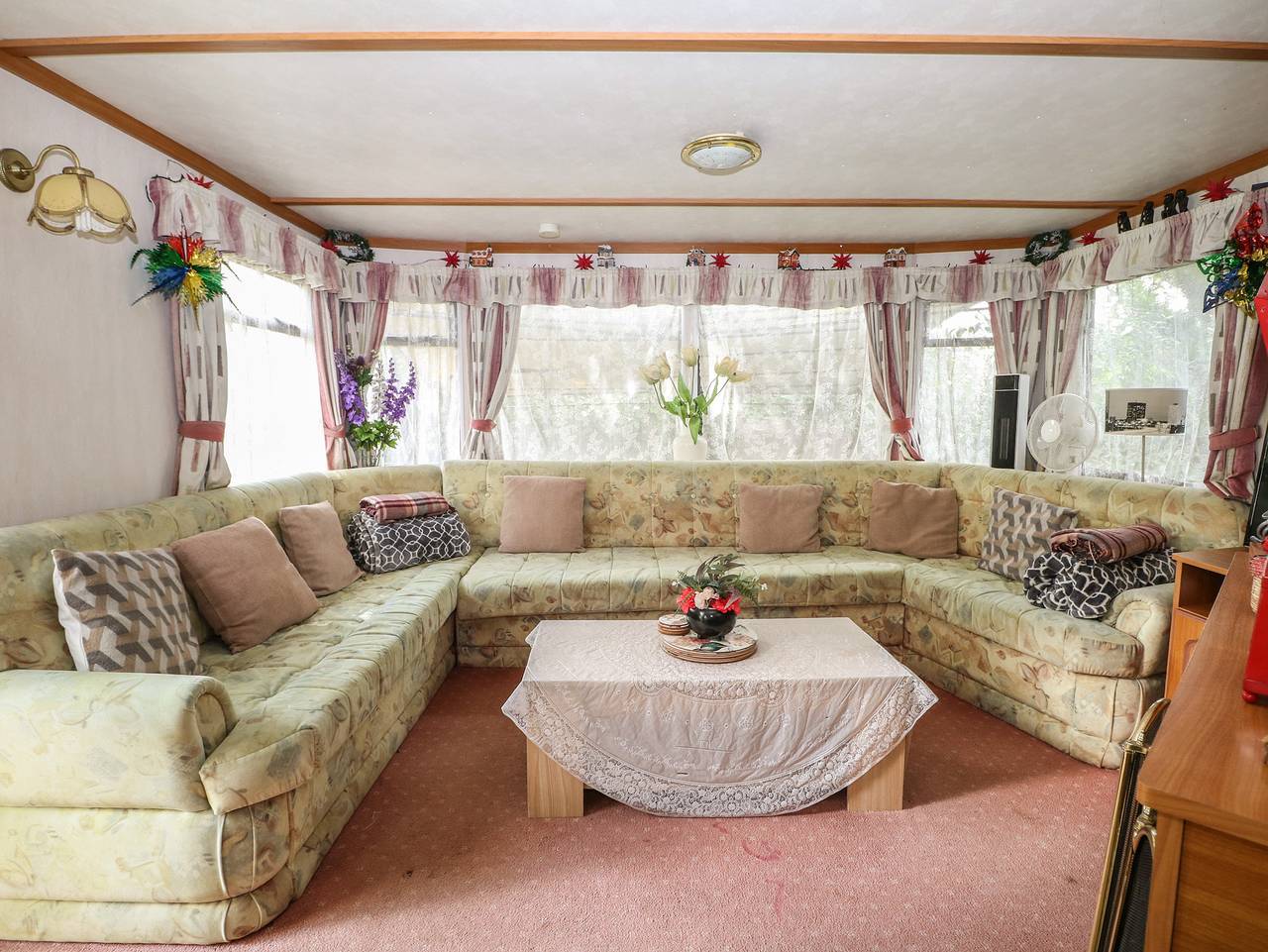 10 Cater Gardens in Worplesdon, Guildford