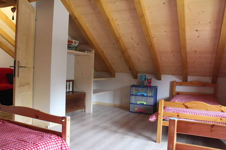 Gîte pour 6 personnes, avec jardin ainsi que terrasse et jacuzzi, animaux acceptés dans Cascades du Hérisson - 2