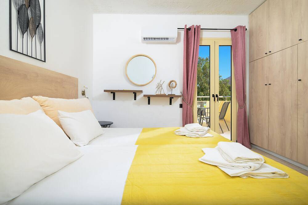 Villa for summer vacations in Chersonissos Crete with pool, very close to center in Iraklio-Heraklion en omgeving