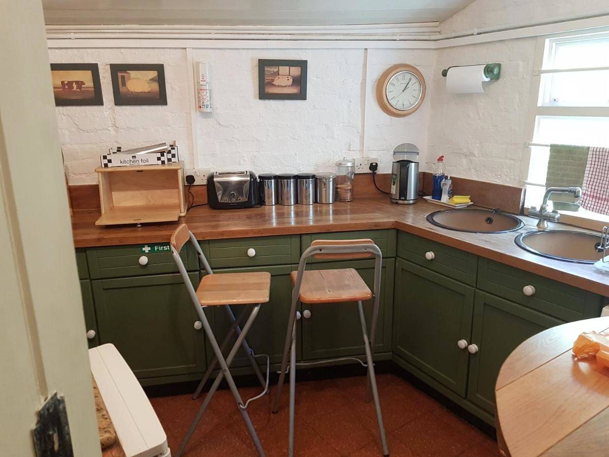 Standard Twin Room with Shared Bathroom in Hertfordshire