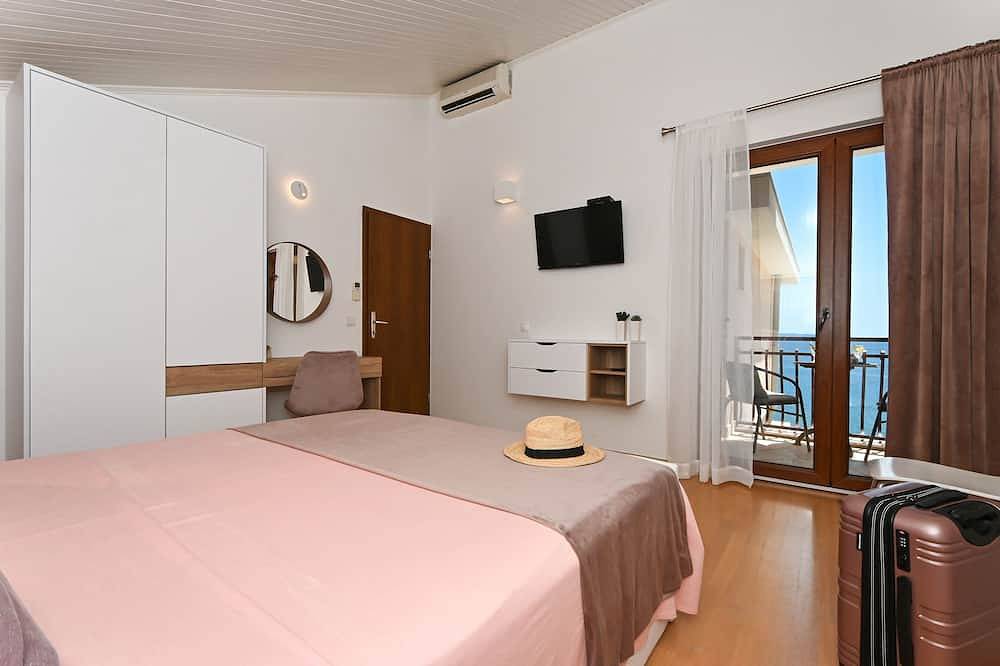 Ganze Wohnung, Schicke 125m2 Fewo in der Villa mit Pool, Strandnah, Meerblick, 5km vom Trogir in Seget Vranjica, Split-Dalmatien