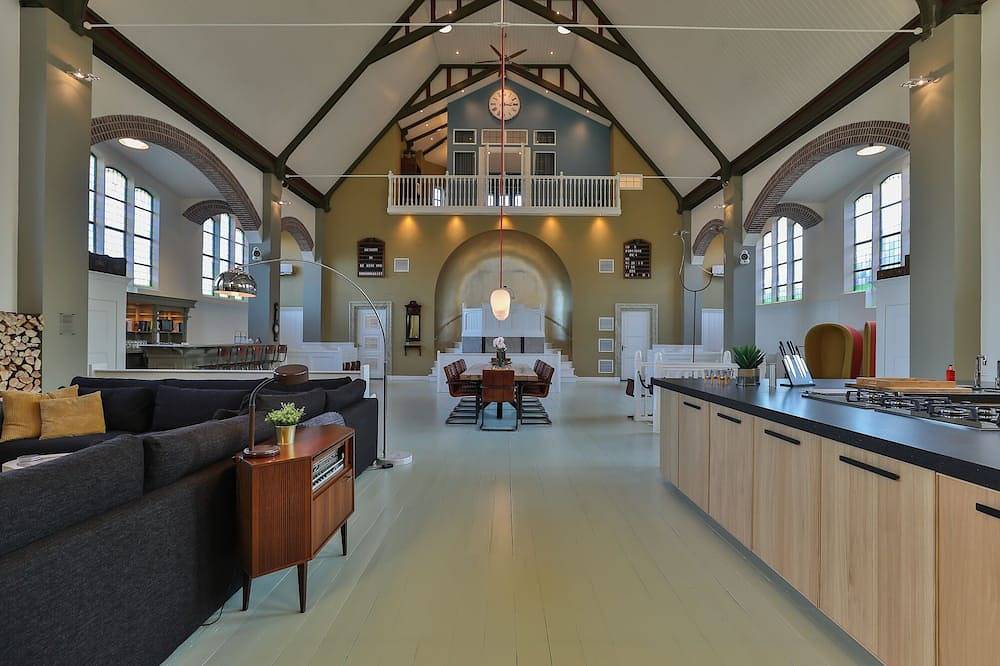 Church conversion for a unique stay and experience: 5 bedrooms and 5 bathrooms in Niederländische Nordsee