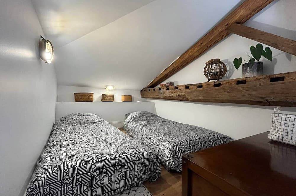 Entire apartment, Artist's apartment in the historic center in Trévoux, Ain