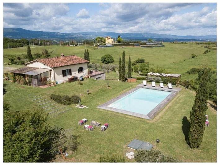 Villa per 10 persone, con Balcone e Giardino nonché Piscina a Montevarchi