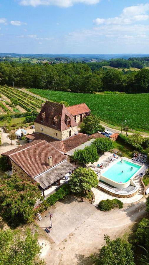 Location de vacances pour 26 personnes, avec Balcon et Jacuzzi ainsi que Terrasse et Jardin à Coux-et-Bigaroque