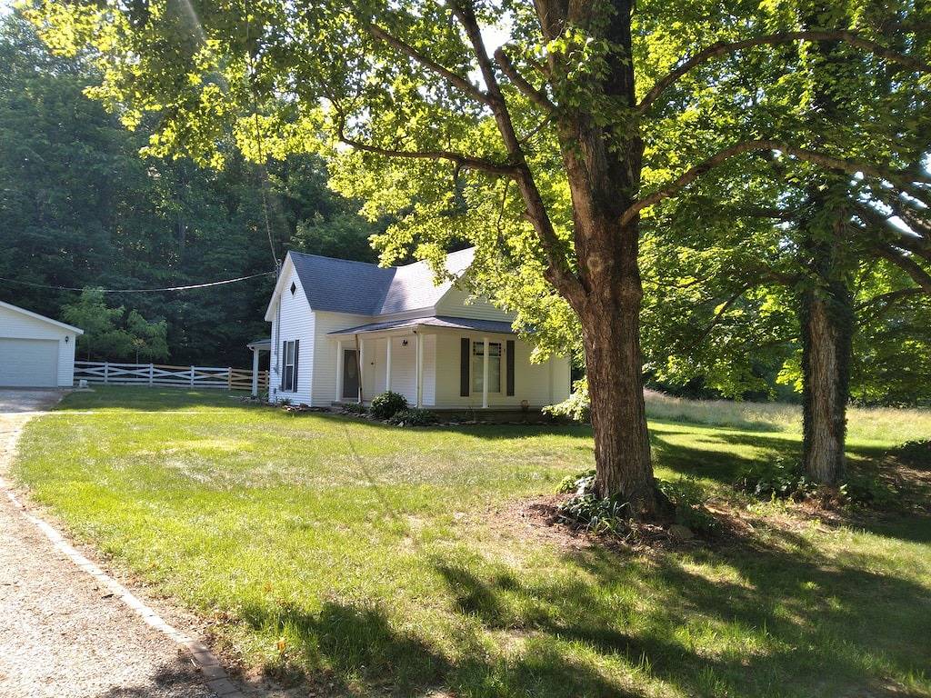 House sleeps 6. Just 5 minutes Patoka Lake boat ramp. Anglers Welcome! in Orange County (IN)