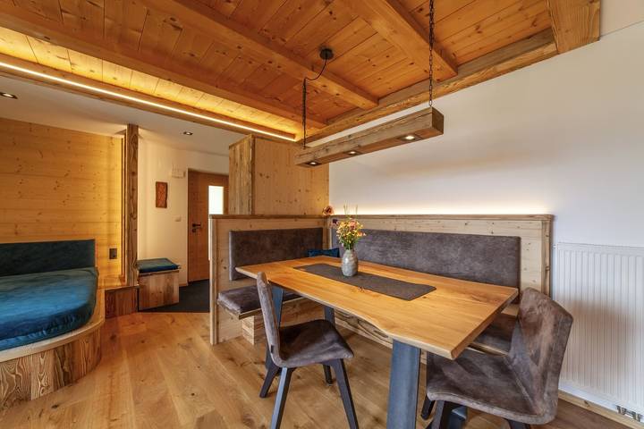 Entire apartment, Apartment 'Mühlanderhof Apt Piz Lad' with Lake View, Shared Terrace and Wi-Fi in Lake Rèsia, Graun