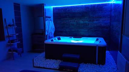 Gîte pour 2 personnes, avec sauna ainsi que jacuzzi et terrasse dans Cemboing