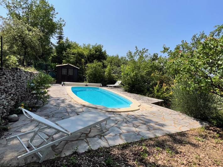 Location de vacances pour 6 personnes, avec vue ainsi que jardin et piscine à Faucon - 4