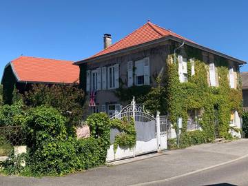 Chambre d’hôte pour 3 personnes, avec terrasse et jardin ainsi que vue et piscine dans l' Isère