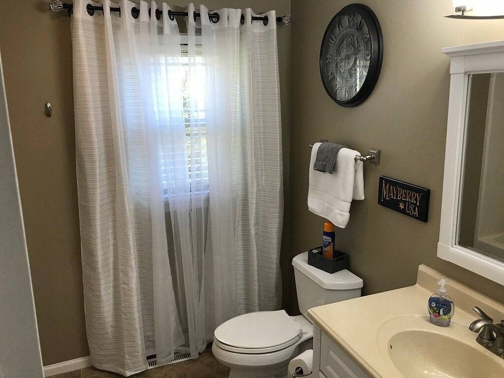 Mayberry Front Porch - 0.5 miles to downtown Mayberry in Mount Airy, Surry County