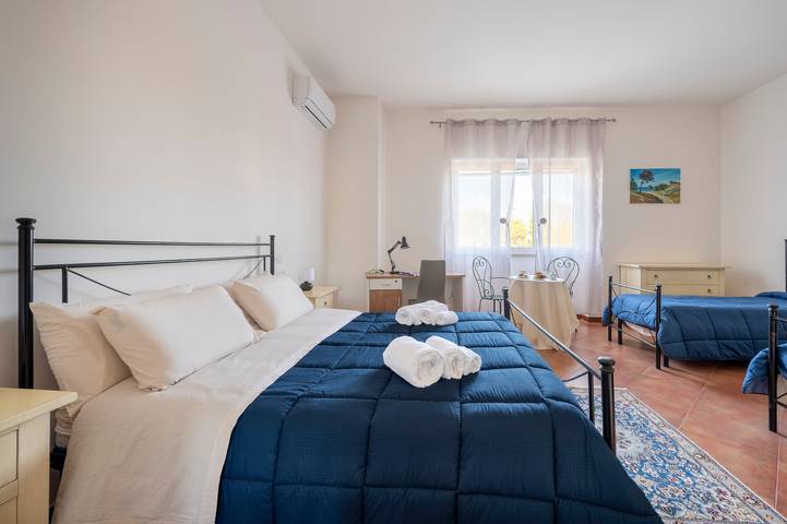 Entire apartment, Apartment 'Villa Tubola - Suite' with Balcony, Wi-Fi and Air Conditioning in Lizzanello, Lecce Province