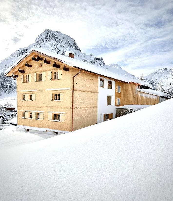 Chalet voor 14 personen, with uitzicht and sauna as well as terras in Lech