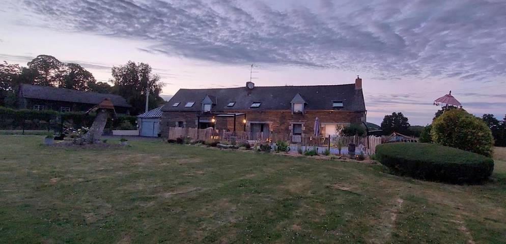 Location de vacances pour 2 personnes, avec vue ainsi que piscine et jardin à Pleugriffet - 2