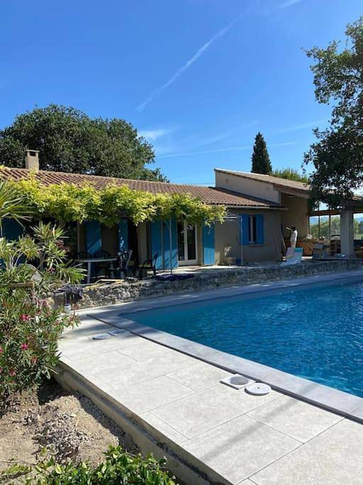 Location de vacances pour 6 personnes, avec jardin et bassin pour enfant ainsi que piscine et vue à La Baume-de-Transit