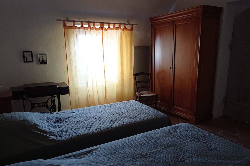 Village house, in local stone - in a listed village, quiet with courtyard. in Lussan, Nimes und Umgebung