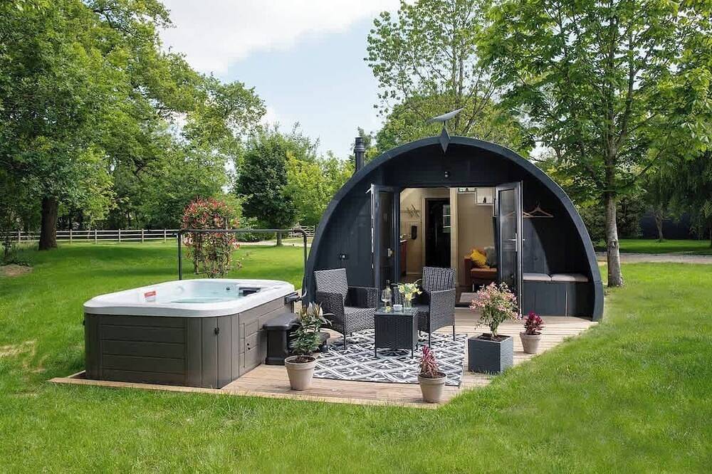Foxes Den | Hot Tub Stay in the Cotswolds in Wiltshire