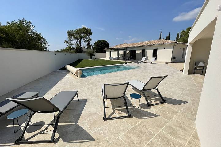 Location de vacances pour 6 personnes, avec terrasse et jardin à Montaren-et-Saint-Médiers