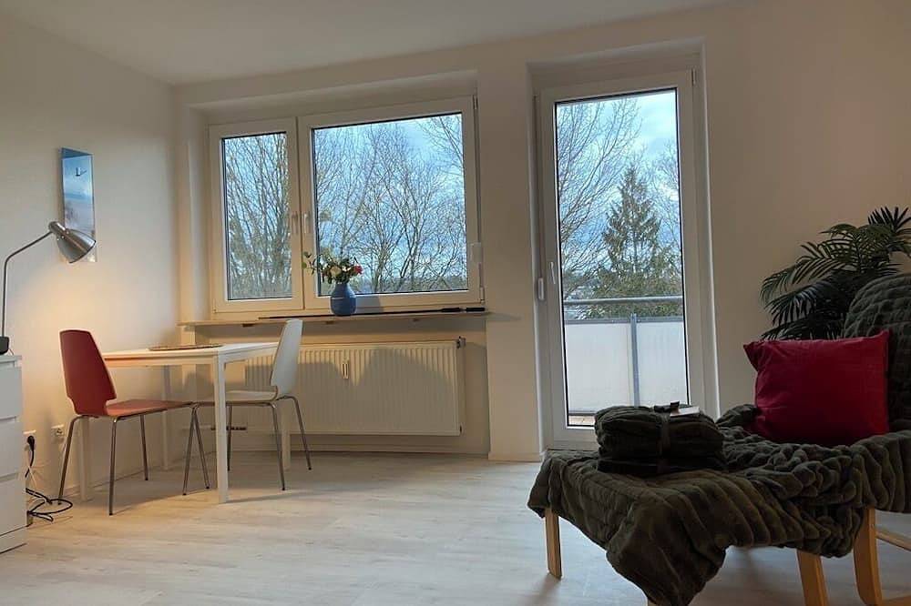 Ganze Wohnung, Gepflegte 2-Zimmer Dg-Wohnung (Süd-Balkon/Aufzug/Tg-Stellplatz) in Sindelfingen, Landkreis Böblingen