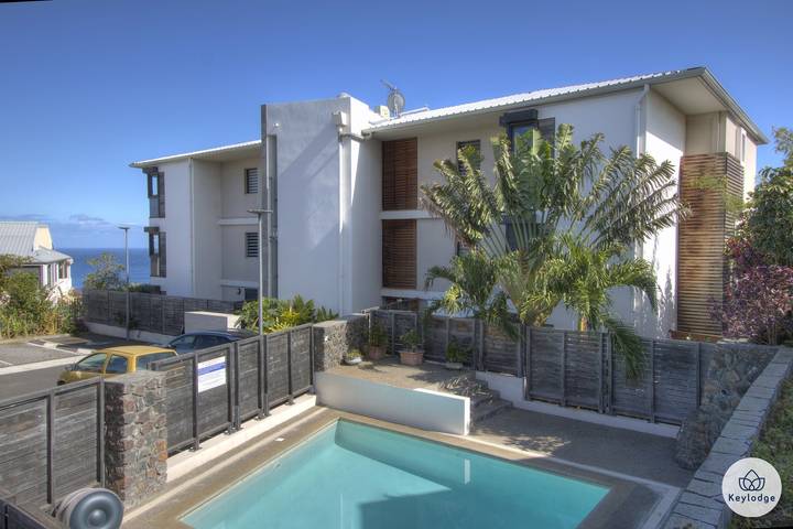 Gîte pour 4 personnes, avec vue sur l’océan ainsi que piscine et terrasse, adapté aux familles dans Saint-Gilles les Bains - 4