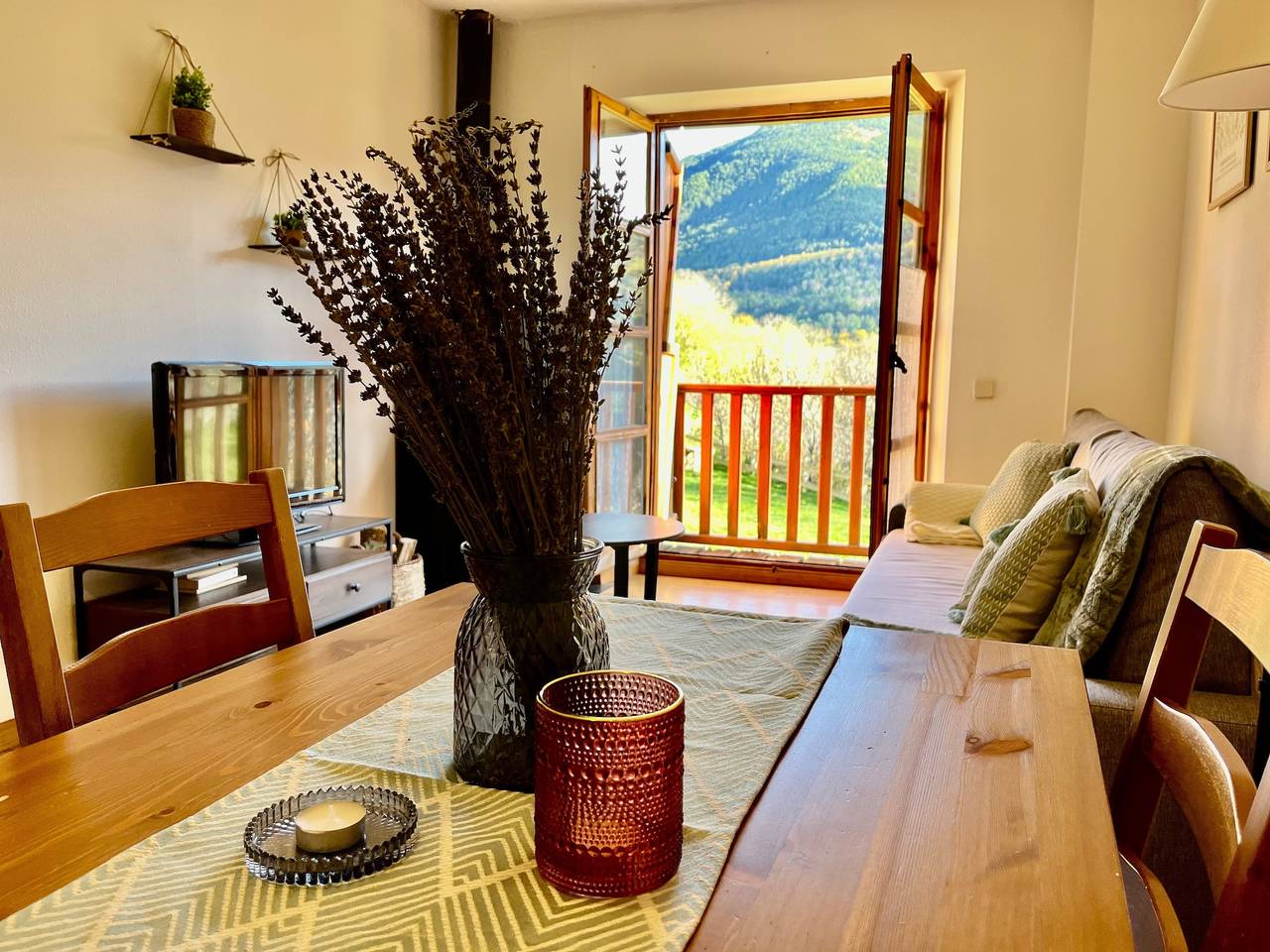 Apartamento entero, Apartamento 'Mirador de la Neu' con vistas a la montaña, jardín compartido y balcón in Pla de l'Ermita, Valle de Bohí