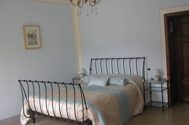 Villa con 6 camere doppie e 5 bagni. Vista sul fiume, piscina e raggiungere a piedi la città in Bagni di Lucca, Provincia di Lucca